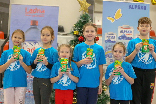 soko-supporting-local-handball-teams-children.jpg